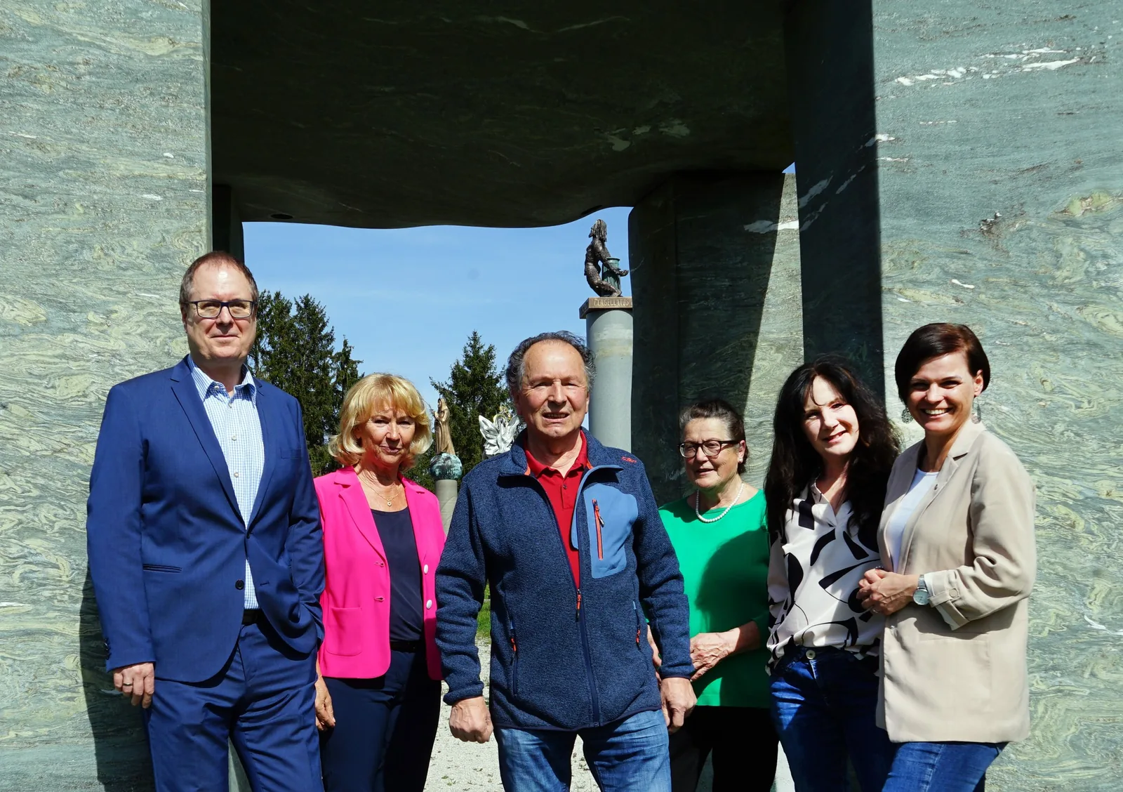 Das Projektteam von SOLEart mit dem neuen Schirmherrn Johann Weyringer und Bürgermeisterin Tanja Kreer vor der Skulptur