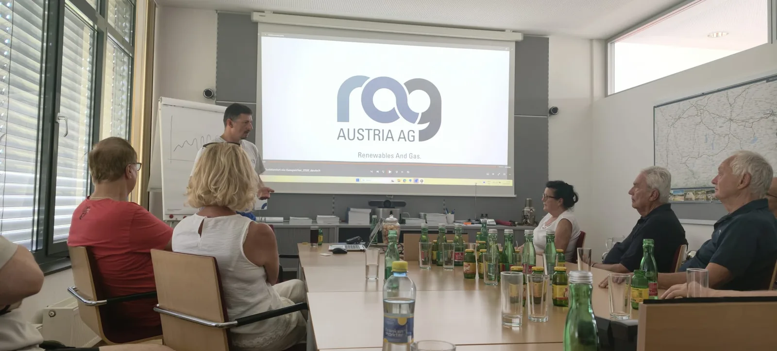 Martin Schlosser erklärt der Gruppe im Besprechungsraum, wie ein Gasspeicher funktioniert